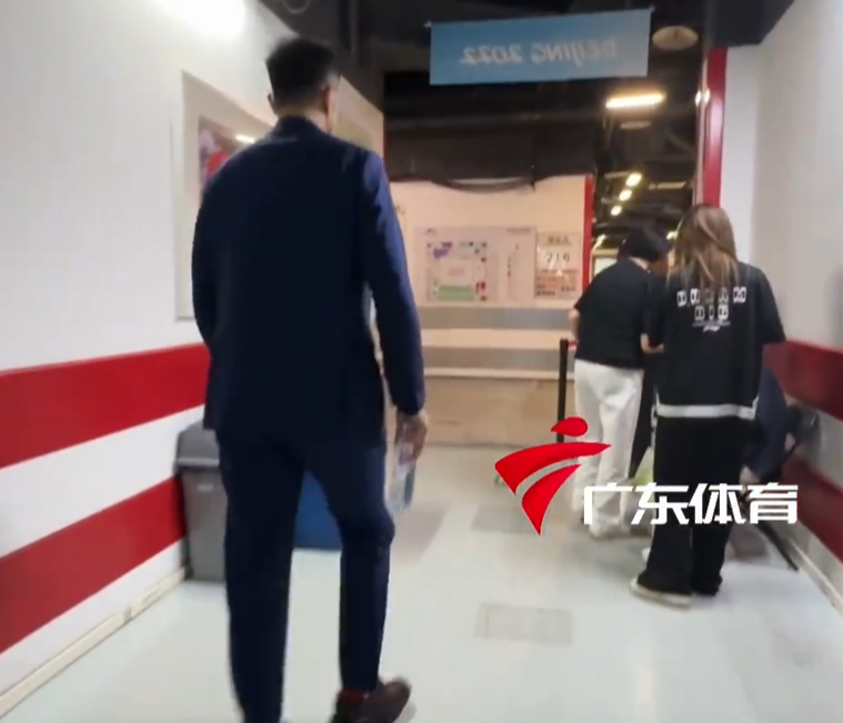 乐鱼网官网入口-广东回更衣室动态!杜锋落寞,崔永熙绑冰袋,王少杰哭红鼻子!